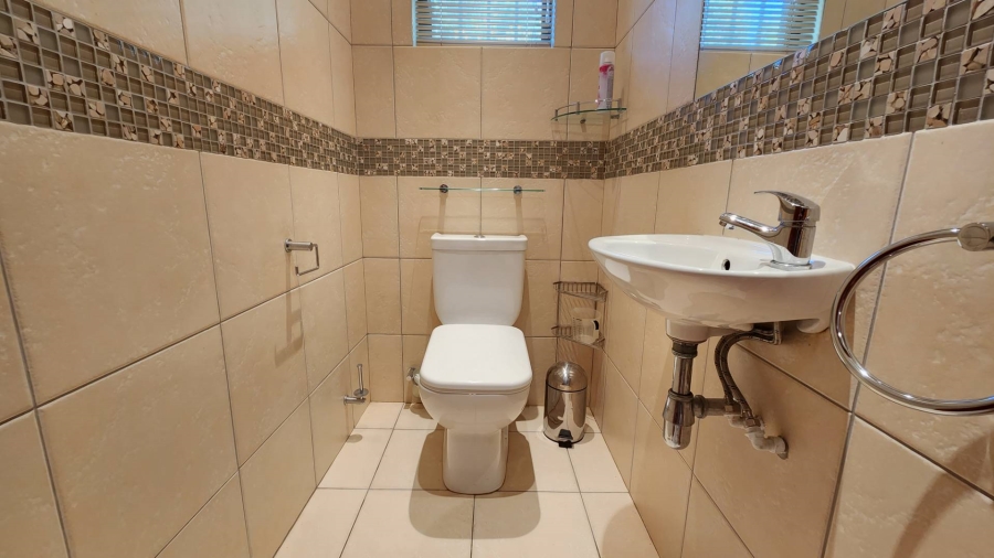 3 Bedroom Property for Sale in Vredehoek Western Cape